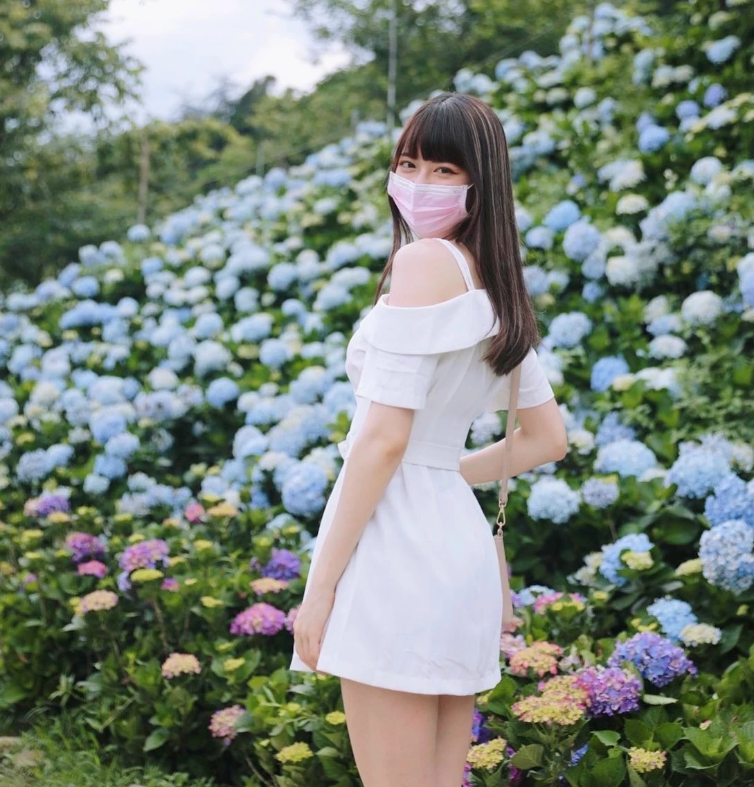 白皙正妹“神魔小妹”魔鬼身材好辣！嫩白长腿超吸睛 可爱气质忍不住要恋爱