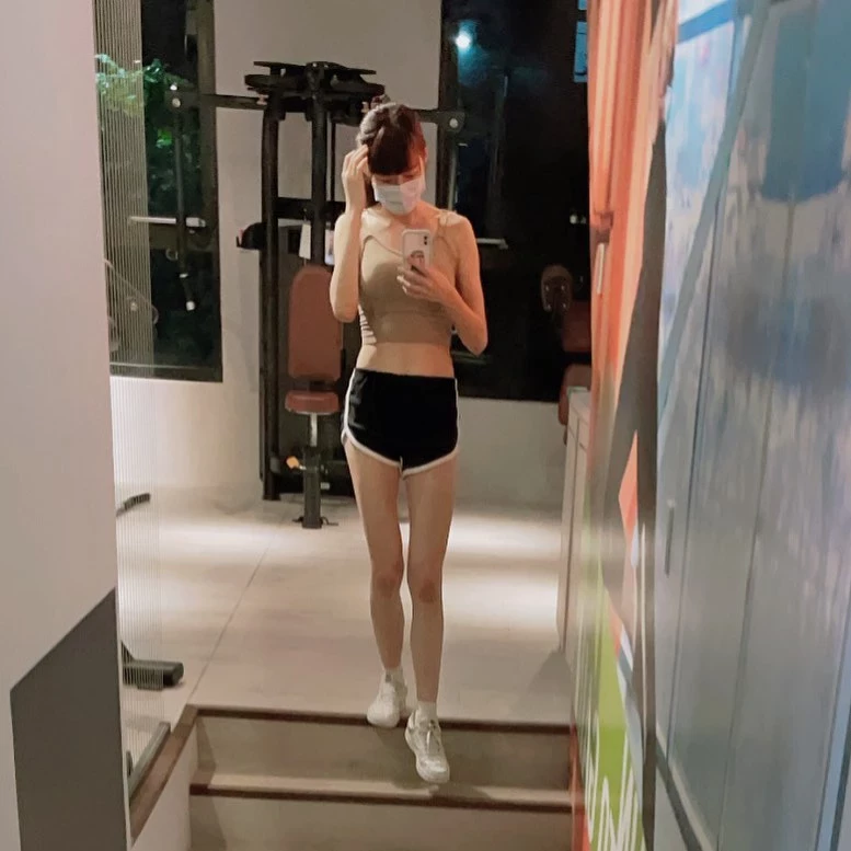 白皙正妹“神魔小妹”魔鬼身材好辣！嫩白长腿超吸睛 可爱气质忍不住要恋爱