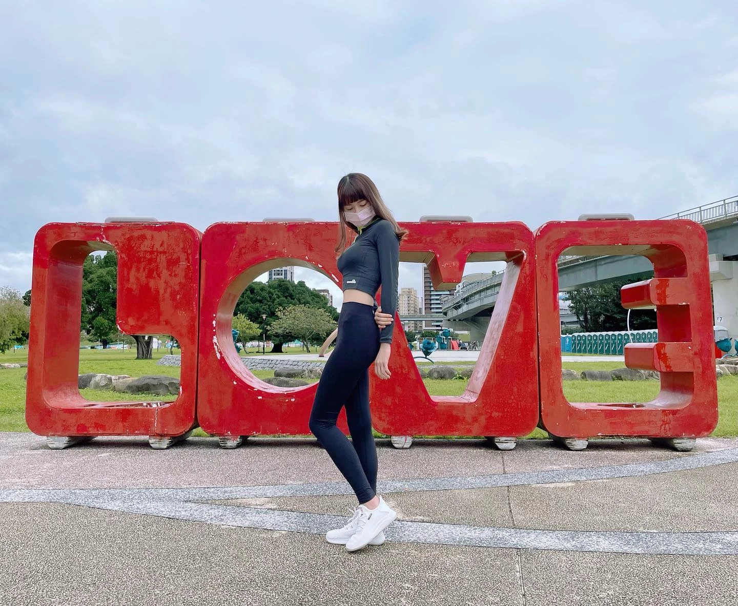 白皙正妹“神魔小妹”魔鬼身材好辣！嫩白长腿超吸睛 可爱气质忍不住要恋爱