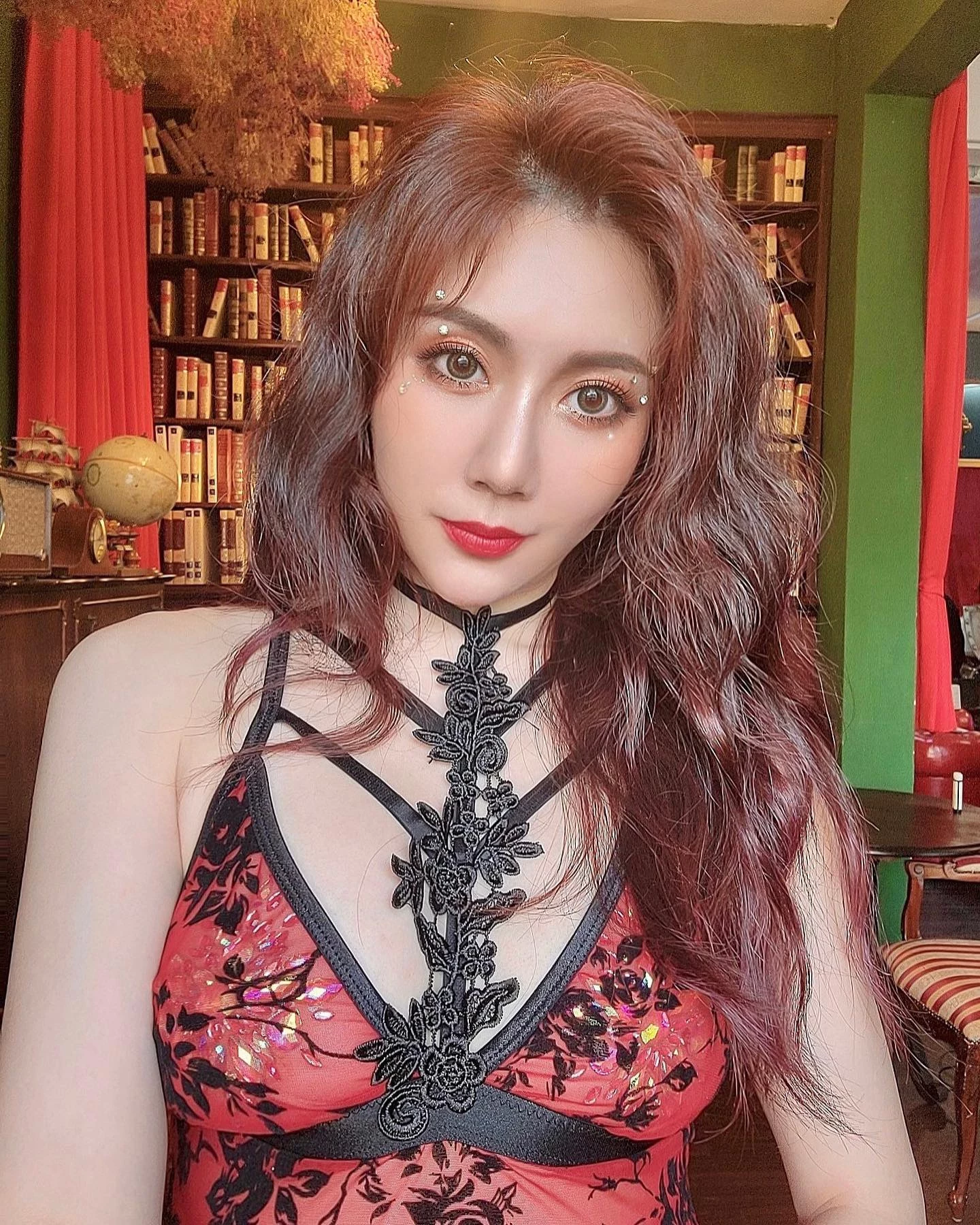 情欲女王“Jeannine 珍琳”大秀饱满好身材正翻！太优质 [10P]